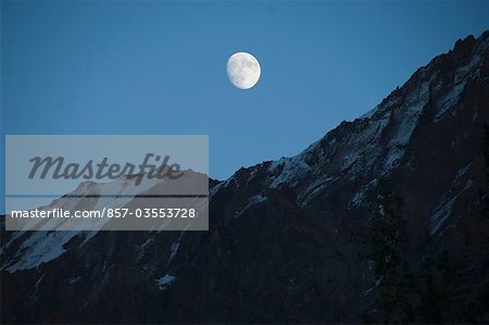 Mond über dem Berg Gipfel, Diskit, Nubra Tal, Ladakh, Jammu und Kashmir, Indien
