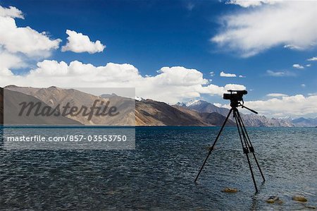 Caméra sur un trépied au bord du lac avec les montagnes en arrière-plan, le lac Pangong Tso, Jammu and Kashmir, Ladakh, Inde