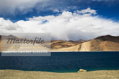 See mit Bergketten im Hintergrund, Pangong Tso See, Ladakh, Jammu und Kashmir, Indien