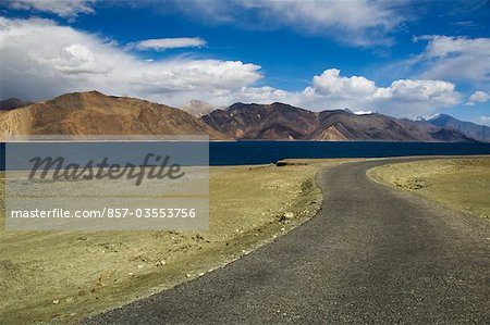 Route au bord du lac, lac de Pangong Tso, Jammu and Kashmir, Ladakh, Inde