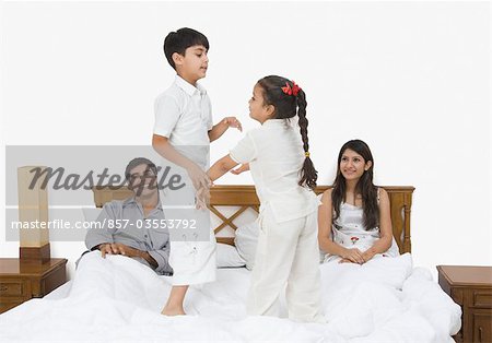 Famille sur le lit