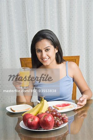 Femme jouissant de petit déjeuner, Gurgaon, Haryana, Inde