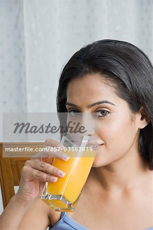 Frau trinkt Saft, Gurgaon, Haryana, Indien