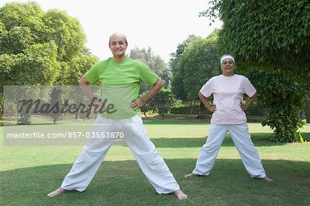 Couple de pratiquer l'yoga dans un parc, New Delhi, Inde