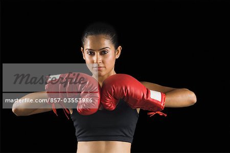 Portrait d'une jeune femme portant des gants de boxe