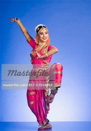 Frau Bharatnatyam dem klassischen Tanz von Indien durchführen
