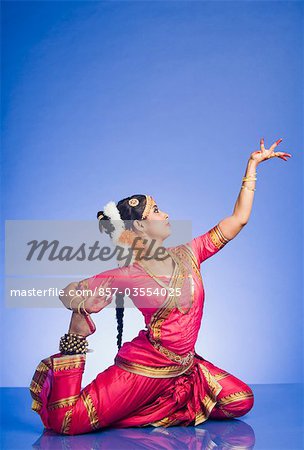 Frau Bharatnatyam dem klassischen Tanz von Indien durchführen