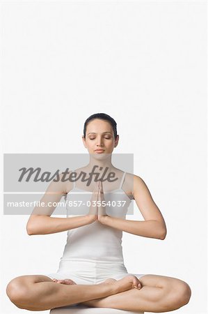 Frau praktizieren yoga