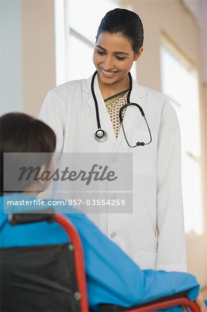 Ärztin mit einem Patienten, Gurgaon, Haryana, Indien