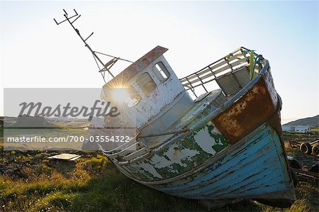 Vieux bateau sur la rive, Grindavik, presqu'île de Reykjanes, Islande Vieux bateau sur la rive, Grindavik, presqu'île de Reykjanes, Islande