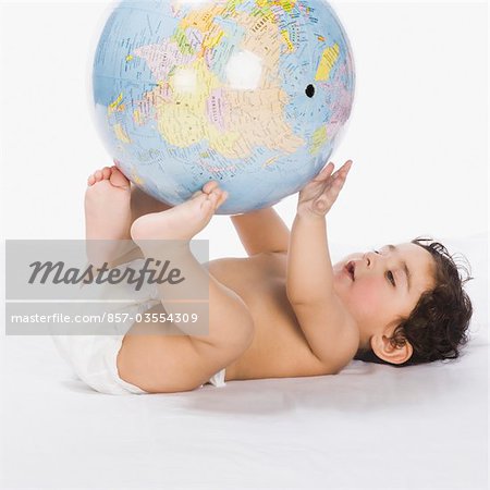 Petit garçon jouant avec un globe