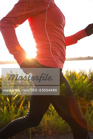 Frau läuft bei Sonnenuntergang im Green Lake Park, Seattle, Washington, USA