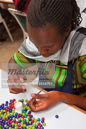 Femme travaillant avec des perles Kazuri, Nairobi, Kenya