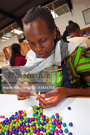 Frau arbeiten mit Kazuri Perlen, Nairobi, Kenia Frau arbeiten mit Kazuri Perlen, Nairobi, Kenia