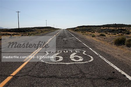 Route 66 signes peints sur autoroute, Californie orientale Route 66 signes peints sur autoroute, Californie orientale