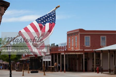 Amerikanische Flagge und die Stadt Tombstone, Cochise County, Arizona, USA