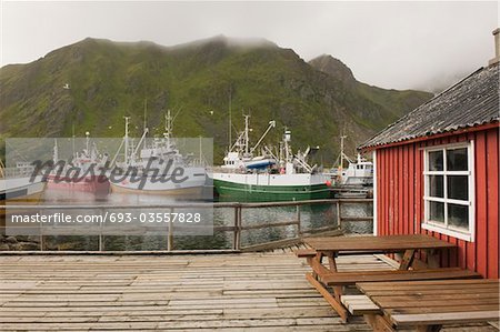 Bateaux de pêche dans le port des îles Lofoten, Norvège