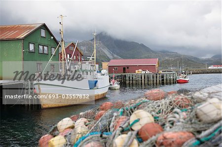 Bateau de pêche amarré sur les îles Lofoten, Norvège