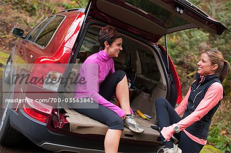 Zwei Frauen im Freien, Oregon, USA