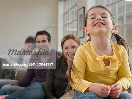 Petite fille souriant avec la famille