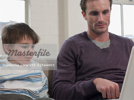 Fils regarder père utilisation portable