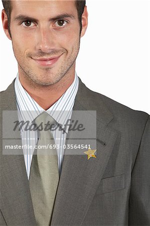 Homme d'affaires avec une étoile dorée sur le costume, portrait
