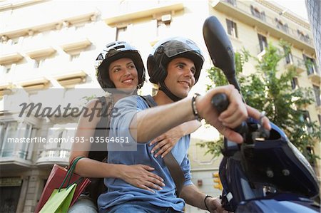 Jeune Couple Riding scooters