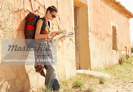 Weibliche Wanderer lesen anzeigen von einsamen Bauernhaus