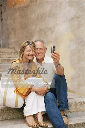 Couple sur pas photographier les subpersonnalités avec appareil photo de téléphone