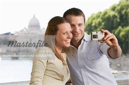 Couple photographier selves sur pont à Rome, Italie, vue de face