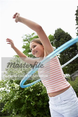 Mädchen im Hinterhof Spiel mit Hula hoop reifen