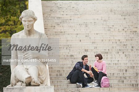 Jeune couple repas, assis sur les escaliers