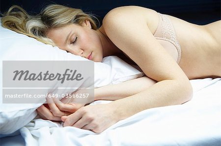 Femme allongée dans son lit