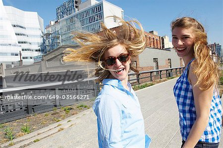 Frauen gehen, Wind in den Haaren