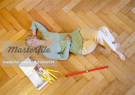 Jeune femme à la maison de décoration