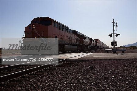 Güterzug bei Railway Crossing, Kalifornien, USA