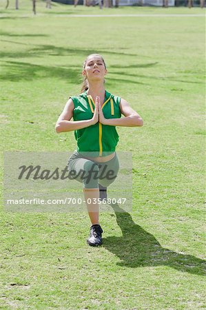 Frau tun Yoga im Park