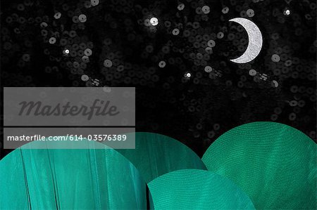 Collines de couleur verte pendant la nuit avec la lune