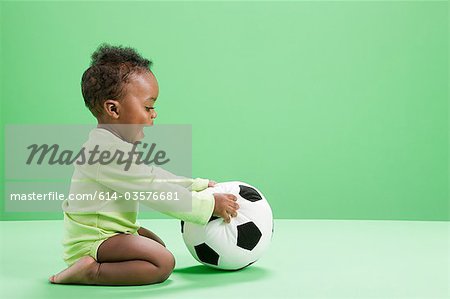 Jungen spielen mit dem Fußball