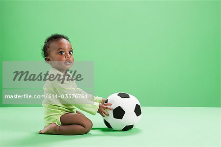 Jungen spielen mit dem Fußball