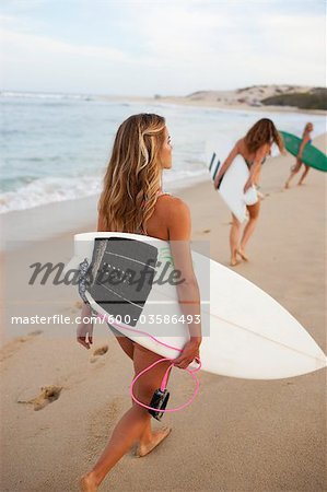 Femmes portant des planches de surf, Baja California Sur, Mexique
