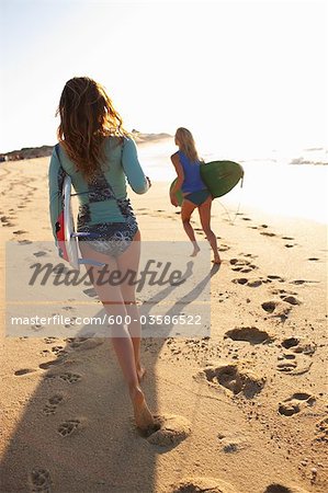 Femmes occupant des planches de surf, Baja California Sur, Mexique