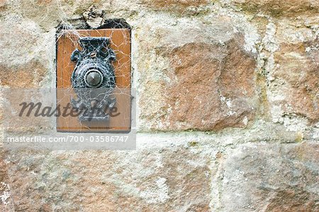 Toiles d'araignée sur la sonnette de porte