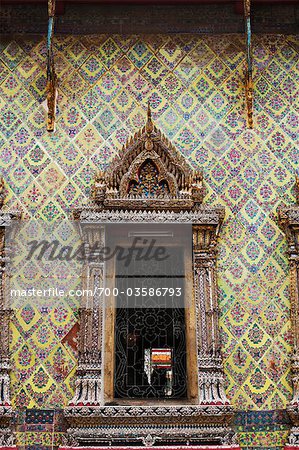 Reich verzierten Fenster am Wat Arun, Thonburi, Bangkok, Thailand