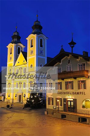 Kirche und Gasthaus, St. Johann in Tirol, Tirol, Österreich