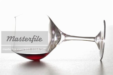 Verre de vin sur son côté