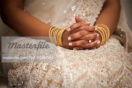 Mariée avec les mains jointes