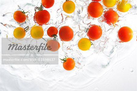 Tomates cerises éclaboussures dans l'eau