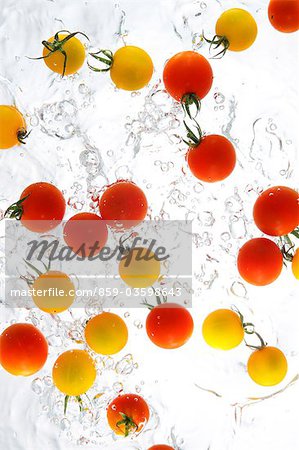 Tomates cerises éclaboussures dans l'eau