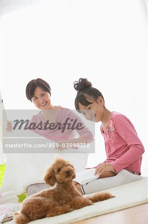 Petite-fille et grand-mère pliantes lessive